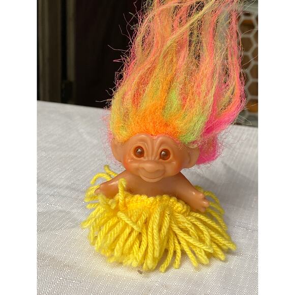 VTG Dam Troll Doll apx 3 in tall Neon rainbow hair red eyes, yarn Hula skirt EUC - Picture 7 of 13